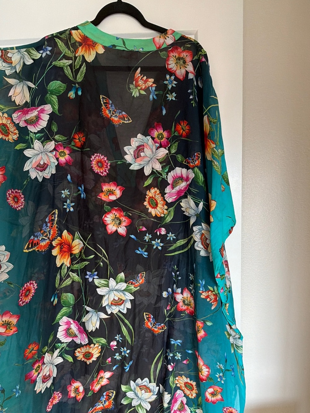 Johnny was California v-neck Floral Kimono kaftan in Black and Teal new w/o tag